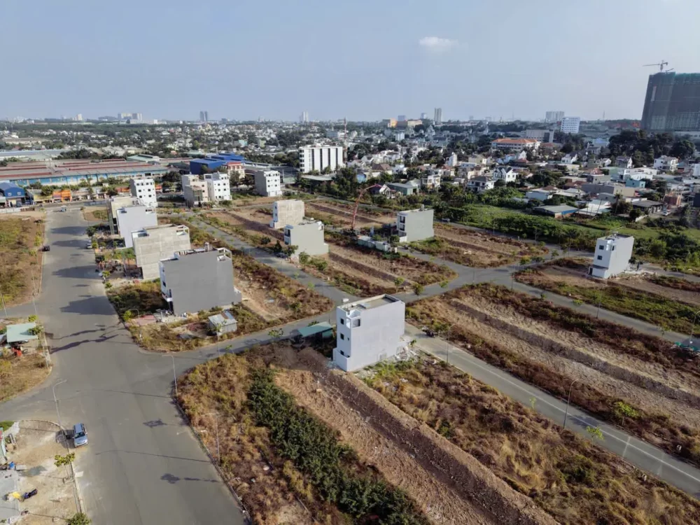 Ảnh chụp toàn cảnh các căn nhà đầu tiên đã hoàn thành và đi vào sử dụng, hạ tầng giao thông kết nối thông suốt.