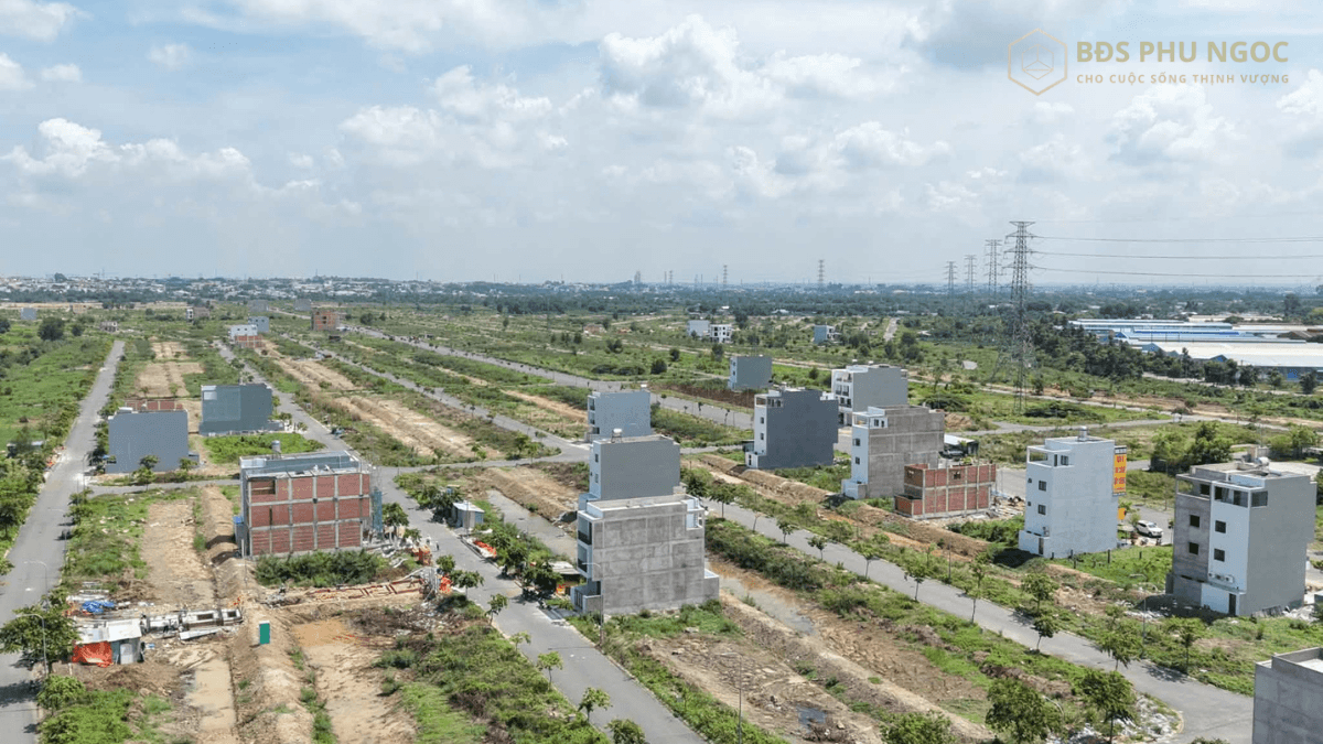 Hình ảnh thực tế xây dựng nhà ở dọc các trục đường bên trong dự án.