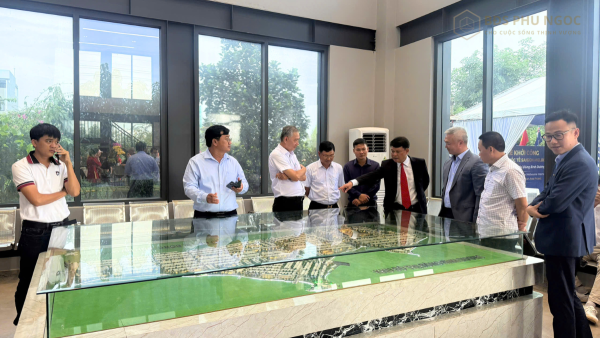 Mọi người tập trung xem sa bàn dự án Đông Bình Dương