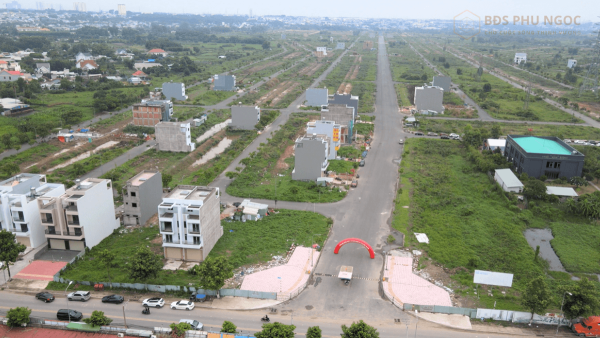 Nhiều nhà phố đang được xây dựng nhanh chóng là minh chứng cho sức hút chưa hề hạ nhiệt của hoạt động đất nền Đông Bình Dương giá rẻ