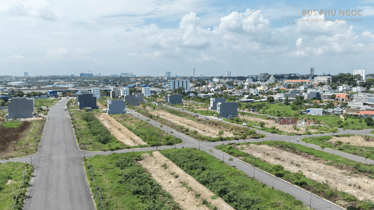 Hình ảnh đóng vai trò như kim chỉ nam giúp người mua đánh giá đúng tiềm năng thương mại của các trục đường lớn (đường D7 30m) so với đường nội bộ 13m.
